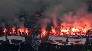 Dérbi histórico na Alemanha realizou-se em condições inéditas e com este ambiente