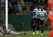 Nani (4): A inteligência é sempre uma arma e, a dada altura, o capitão percebeu que tinha de puxar dos galões para resolver. Trocou de papéis com Montero e, à segunda – Helton negou a primeira –, não perdoou nas alturas. De batuta na mão, ainda chegaria ao ‘bis’.