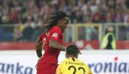 Renato Sanches (3): Viu Kedziora e Fabianski negarem-lhe o golo em 15 minutos.