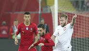 Bernardo Silva (4): É daqueles jogadores que acrescenta perfume ao jogo. É diferente a forma como toca a bola e pensa o jogo. Com Cancelo, e muitas vezes Pizzi, fez a cabeça em água a Jedrzejczyk, que nunca conseguiu segurar o avançado. Coroou a exibição com um belo golo (Fabianski podia ter feito melhor), num lance em que Kurzawa só acompanhou com... os olhos. Sem Ronaldo, Bernardo não tem medo de ser a estrela.