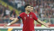 Pepe (3): A cada jogo que passa faz com Rúben Dias uma dupla muito eficaz. Falhou no corte no segundo golo da Polónia.