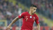 João Cancelo (4): Andou o jogo todo numa correria louca pelo lado direito. Está um senhor jogador e só pecou no primeiro golo, permitindo que Piatek ganhasse nas suas costas.