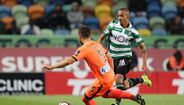 Bruno Gaspar (3): Aproveitou a via aberta para se balancear no ataque, onde arrancou um par de bons cruzamentos. Lá atrás, não teve problemas.