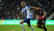 Maxi Pereira (3): A intensa atividade a que tem estado sujeito fez com que se resguardasse mais. Chegou para as investidas de Edson Farias.