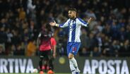 Alex Telles (3): Parou Luís Machado sem dificuldades, mas poderia ter arriscado um pouco mais no ataque.