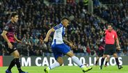 Soares (3): Faltou-lhe o golo para se destacar dos demais. Trabalhou muito e fez uma grande assistência para o tento de Marega.