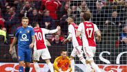 1. Ajax (Holanda): 77 jogadores