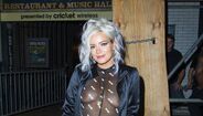 Lily Allen saiu à rua de peito à mostra e não vê nenhum problema nisso