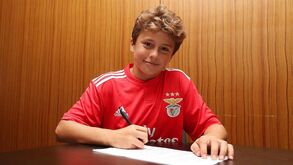 João Neves assina contrato de formação com as águias