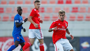 Benfica vence na Madeira e segue no comando