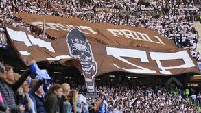 Bombas de mau cheiro e até excrementos à entrada: dérbi na Alemanha teve de tudo