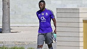 Mbemba é a grande novidade na lista do FC Porto para a Luz
