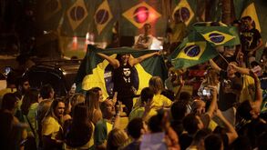 Eleições Brasil: Bolsonaro vence claramente, mas terá de ir a segunda volta