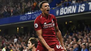 Alexander-Arnold troca futebol pelo xadrez e é derrotado por Carlsen em 17 movimentos