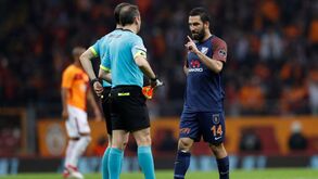 Arda Turan envolve-se em rixa com cantor turco