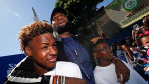 Filhos de LeBron James, com 11 e 14 anos, já bebem vinho: «A culpa é minha e não da mãe»