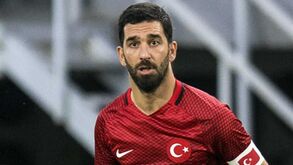 Arda Turan interrogado por agressões a cantor turco