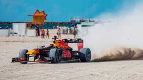 Um F1 na praia? Sim, é possível: Verstappen fez-se à areia com o seu Red Bull