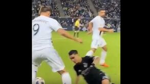 Ibrahimovic fintou o adversário e ainda lhe lançou um olhar 'matador'