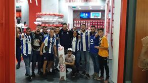 Adeptos do FC Porto 'invadem' loja do Benfica para... tirar fotos