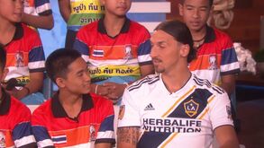 Crianças resgatadas na Tailândia conhecem Ibrahimovic e a reação é imperdível