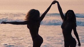 Joana Duarte e a amiga surfista: difícil é escolher a melhor imagem
