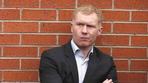 Scholes recorda problemas com álcool e más companhias: «Bebia de quinta a segunda»