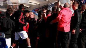 Mourinho perde a cabeça e atira-se a adjunto de Sarri