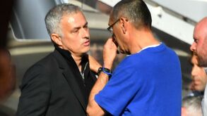 Mourinho e a 'pega' com adjunto do Chelsea: «Sarri pediu-me desculpa»