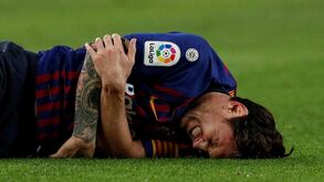 Messi caiu de forma arrepiante sobre o cotovelo, fraturou o braço e falha Real Madrid