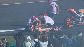 Marc Márquez desloca o ombro nos festejos do título