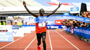 Cherono vence Maratona de Amesterdão com recorde