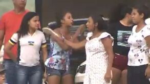 Jogador diz um palavrão em campo e a mãe ameaça-o com o chinelo na bancada