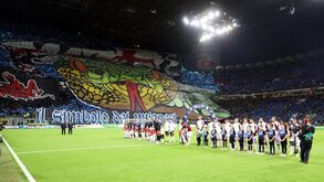 Jogadores de Milan e Inter recebidos com cobra gigante nas bancadas