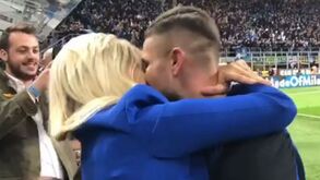 Icardi foi herói do dérbi de Milão e Wanda Nara recebeu-o com beijos e lágrimas