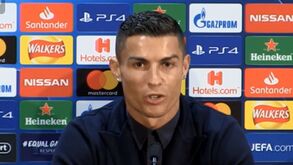 A emoção  de Ronaldo no regresso a Old Trafford e as reações de Mourinho e Lukaku