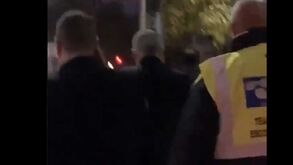 Outra vez atrasado na Champions... Mourinho sai do autocarro e faz o resto do percurso a pé