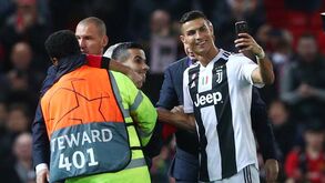Invasor de Old Trafford ainda conseguiu tirar selfie com Ronaldo
