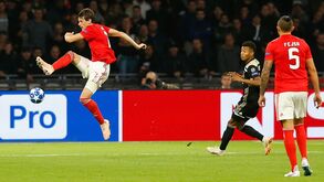 A crónica do Ajax-Benfica, 1-0: Insólito e chocante