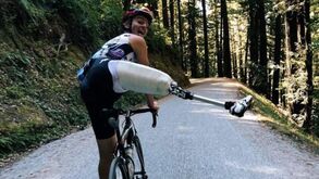 Norte-americano volta a andar de bicicleta meses após lhe terem amputado uma perna 