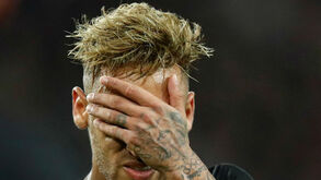 Noite de dor para Neymar no empate frente ao Nápoles