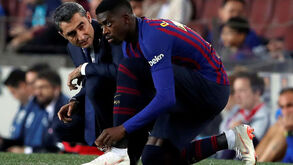 Piqué irritado com atrasos de Dembélé, que até demora para amarrar as chuteiras