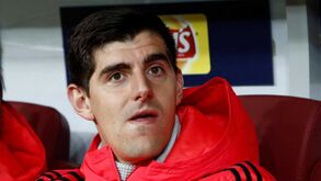 Courtois à beira de ataque de nervos: «Deixei Londres para fugir de Conte e Mourinho...»