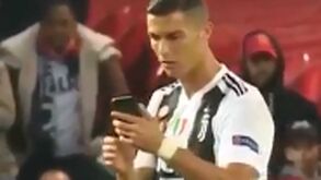 O momento em que Ronaldo pega no telemóvel do adepto invasor e tira uma selfie com ele