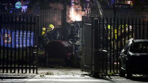 Helicóptero do dono do Leicester despenha-se e incendeia-se junto ao estádio