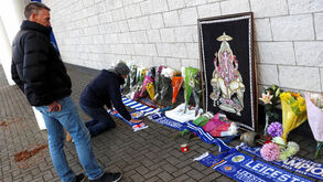 Adeptos do Leicester já começaram a deixar flores no estádio