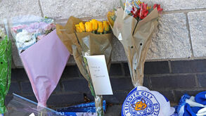 Adeptos do Leicester depositaram flores e camisolas junto ao estádio