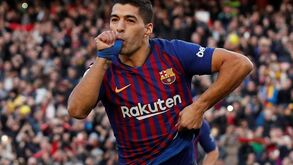 Suárez marca de penálti e faz dedicatória especial