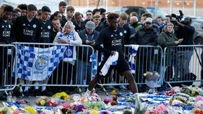 Jogadores do Leicester juntam-se à família e a milhares de adeptos em homenagem ao 'homem que tornou um sonho realidade'