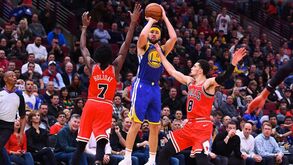 Klay Thompson 'rouba' recorde a Stephen Curry com 14 triplos aos Bulls